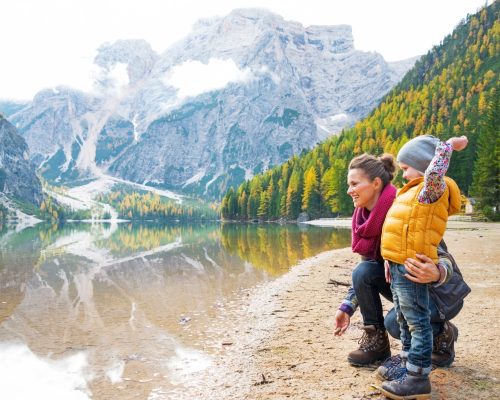 Enfant et sa maman au bord lac de Brais dans les Dolomites