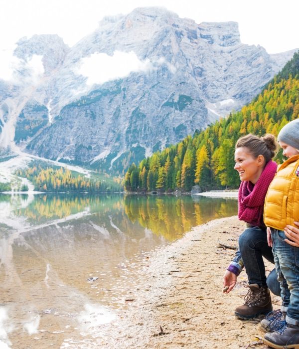 Enfant et sa maman au bord lac de Brais dans les Dolomites