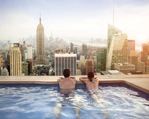 Couple se relaxant dans une piscine au sommet d'un hôtel à New York