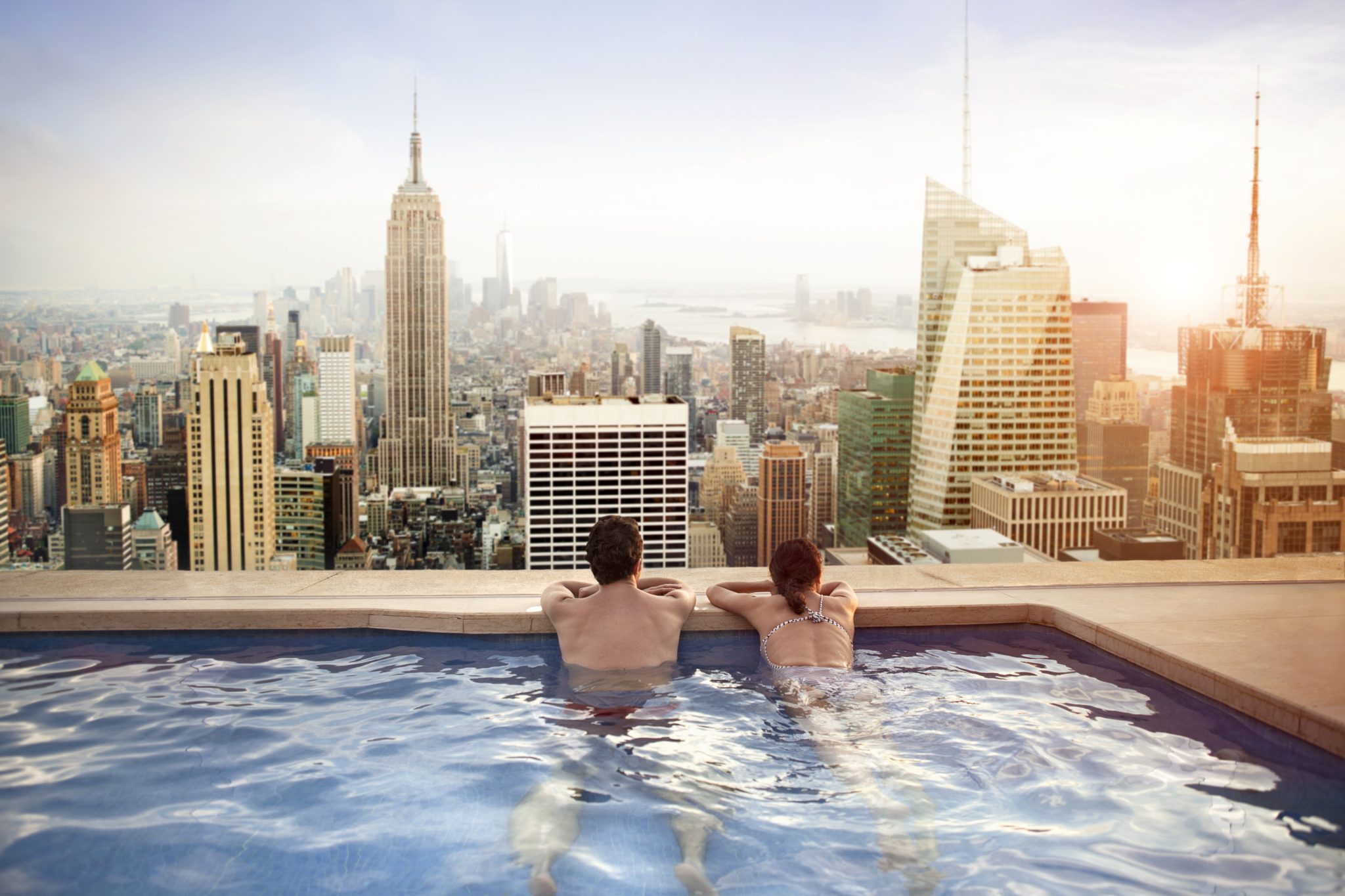 Couple se relaxant dans une piscine au sommet d'un hôtel à New York