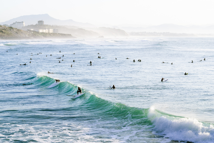 Surfers à Biarritz
