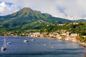 Vue sur la ville de Saint-Pierre et la montage Pelée, en Martinique