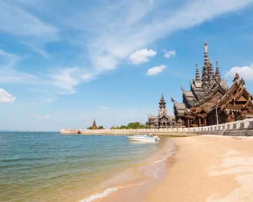Sanctuaire de la vérité, sur une plage à Pattaya