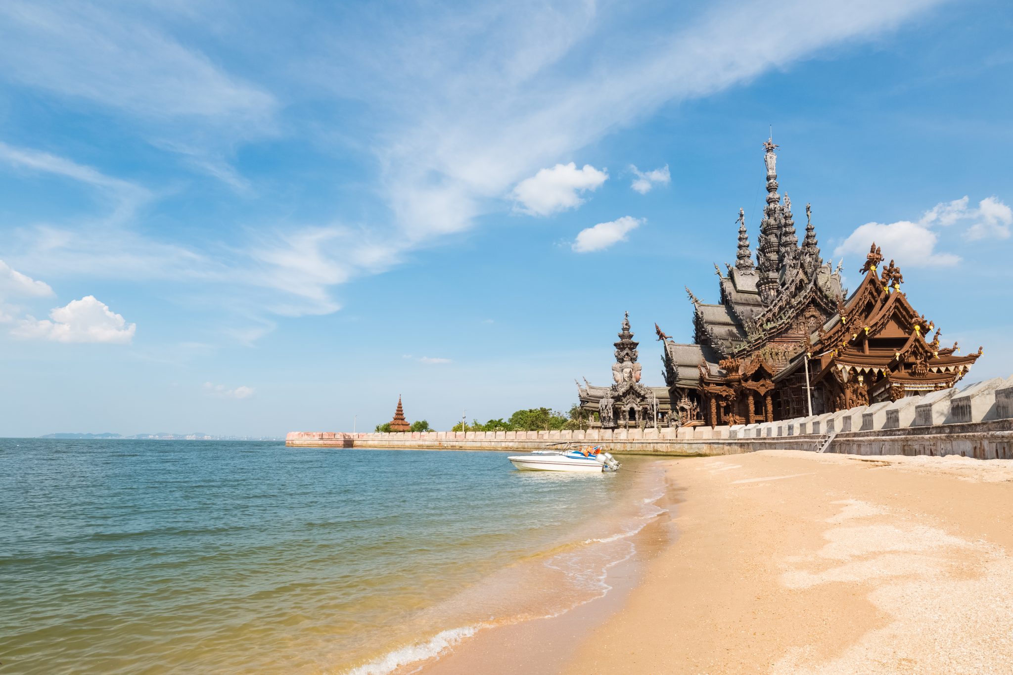 Sanctuaire de la vérité, sur une plage à Pattaya