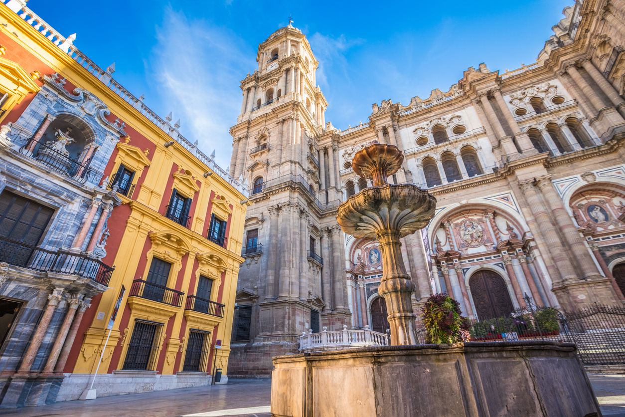 Malaga, sa cathédrale, son Hôtel de Ville et l'Alcazaba