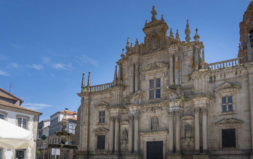 Lieux de tournage des meilleures séries Netflix : Monastery of San Salvador in the town of Celanova, Ourense - Après toi le chaos