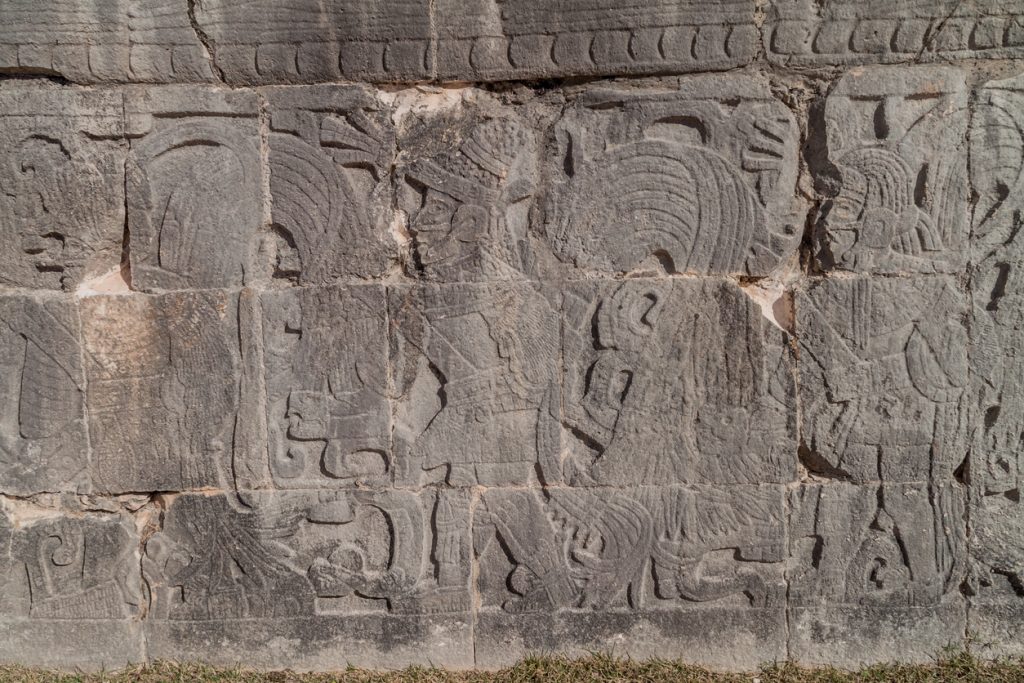 Reliefs des joueurs sur le grand terrain de jeu de balle, Chichen Itza, Mexique