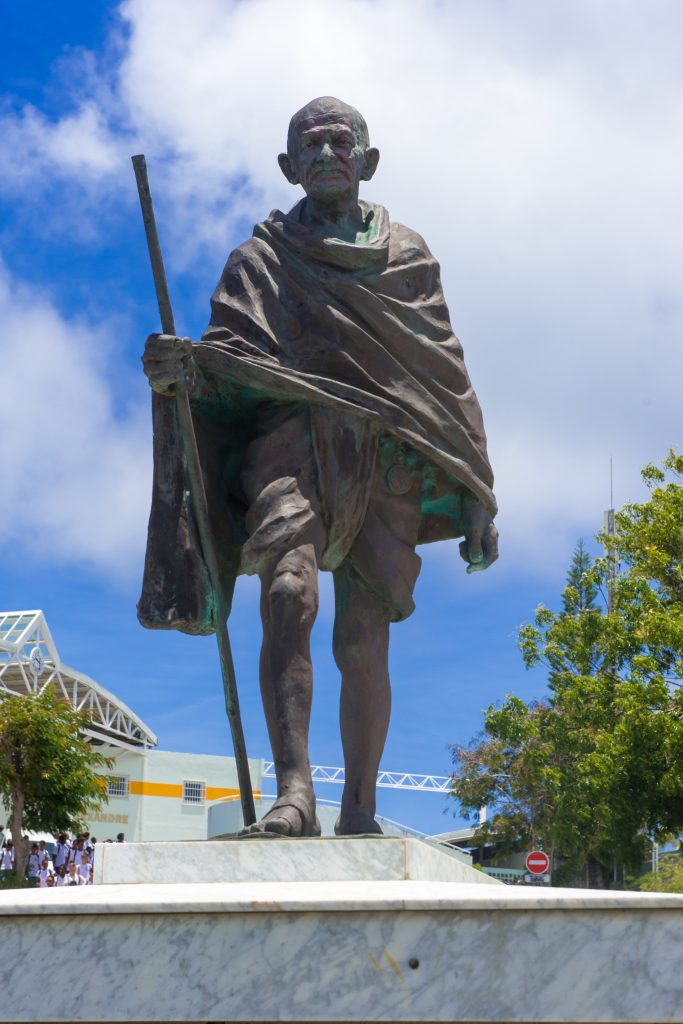 Tourisme culturel en GUadeloupe : Statue de Ghandi à Saint-François, Riviera des îles de Guadeloupe