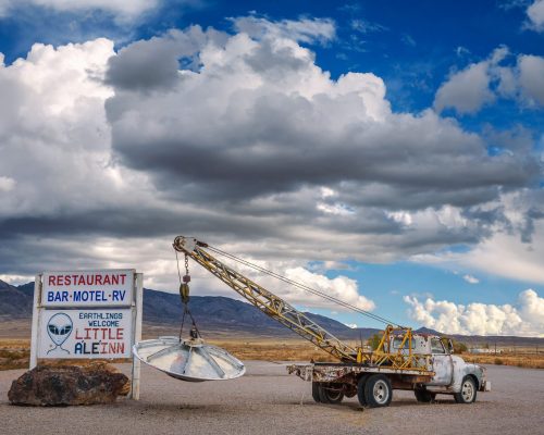 Vieux pick-up avec un objet similaire à un OVNI à Rachel, Nevada.