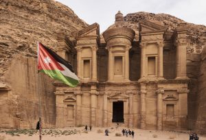 Visiter Petra - Ad Deir (le monastère) avec le drapeau jordanien. Petra, Jordanie