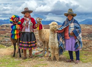 Des péruviennes avec un lama et un alpaga