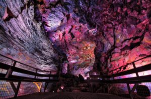 Parmi les excursions insolites en Islande, la marche dans la grotte de lave de Raufarhólshellir