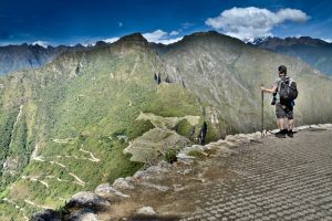 Randonneur au sommet du Huayna Picchu