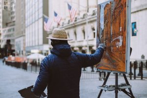 Artiste de rue peignant la Bourse de New York à Wall Street, Manhattan