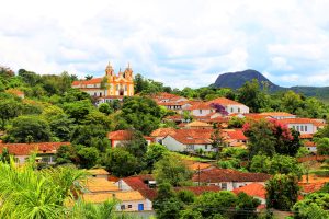 Point de vue sur la ville de Tiradentes au Brésil, entourée de végétation