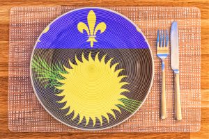 Assiette de Guadeloupe sur un set de table tressé