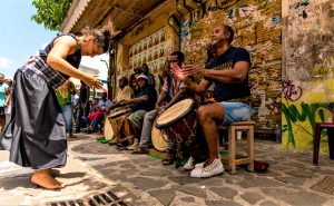 Danseuse guadeloupéenne au son du ka, le tambour faisant partie des traditions de Guadeloupe