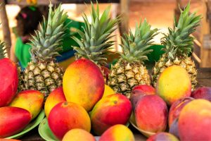 Mangues et ananas sur le marché, une des traditions de Guadeloupe