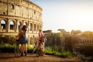 Femmes touristes à Rome : près du Colisée