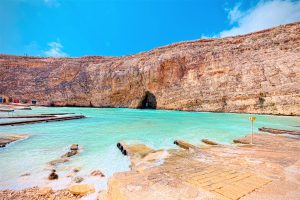 La mer intérieure de Dwejra Bay, sur l'île de Gozo à Malte