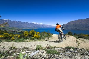 vélo sur une piste cyclable à Queenstown, en Nouvelle-Zélande.
