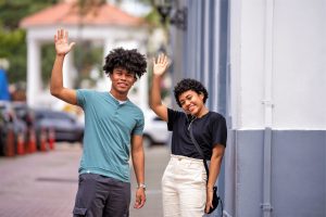 Jeune couple qui salue sur un trottoir, à Panama City