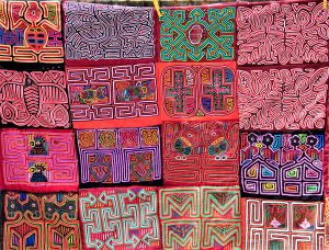 Tissu mola très coloré fabriqué par le peuple Gunas