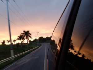 Sur la route en République Dominicaine, avec un coucher de soleil