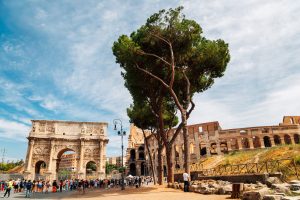 Touristes faisant la queue pour visiter le Colisée de Rome