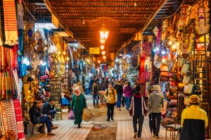 Rue animée dans les souks de Marrakech, Maroc