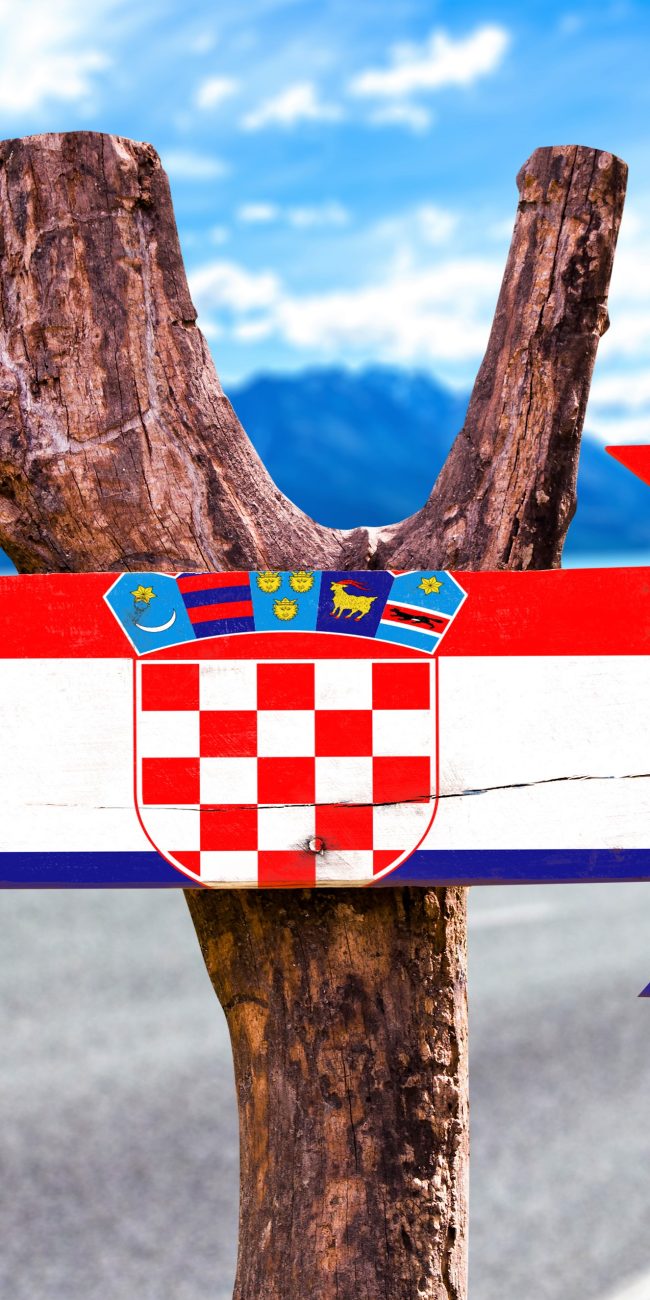 Signe en bois de flèche avec l'écusson de la Croatie