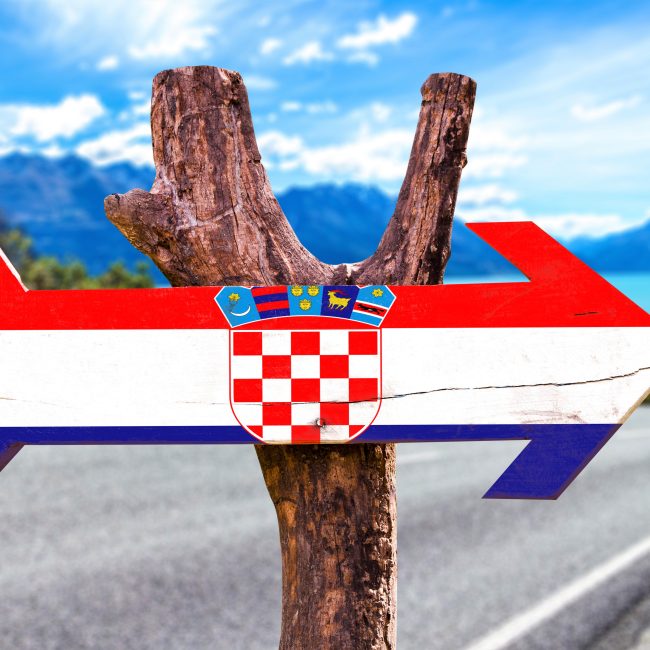 Signe en bois de flèche avec l'écusson de la Croatie