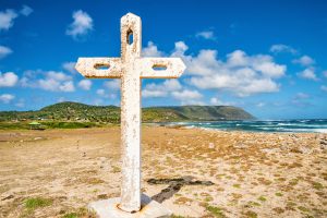 Croix dressée sur la pointe des Colibris à la Désirade en Guadeloupe, parmi les joyaux de Guadeloupe. 