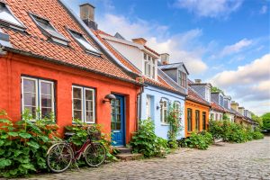 De vieux cottages colorés dans la rue tranquille de Møllestien à Aarhus, au Danemark.