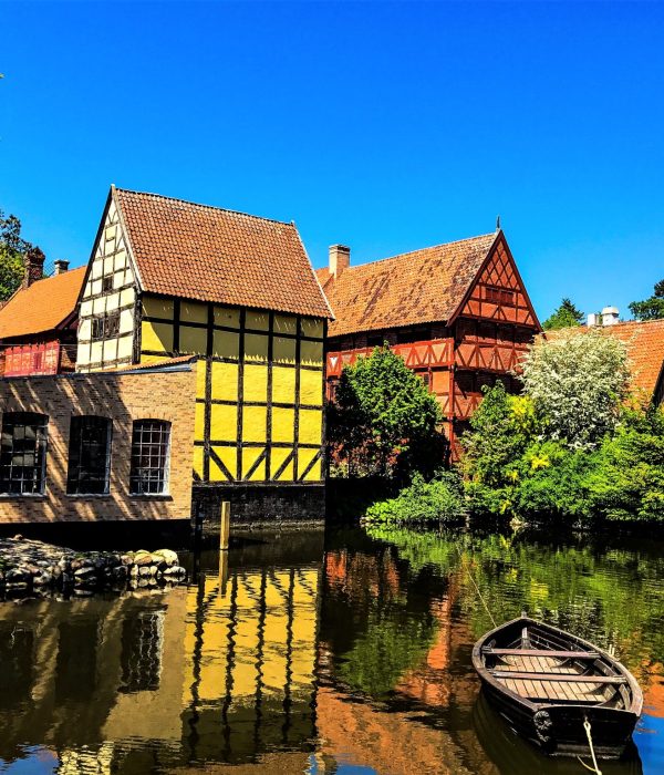 Belles maisons au bord d'une rivière à Aarhus, Danemark - Den Gamle By
