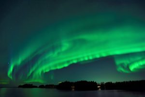 Incontournables de la Finlande : Aurore boréale au dessus d'un lac en Finlande