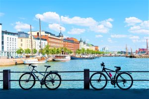 Incontournables de la Finlande : Panorama estival pittoresque avec d'élégants bâtiments Art nouveau et le port de plaisance d'Helsinki.