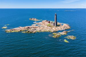 Vue aérienne du phare de Bengtskär dans le golfe de Finlande en été