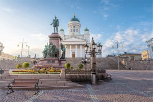 Cathédrale d'Helsinki sur la place du Sénat avec la statue d'Alexandre II - Helsinki, Finlande