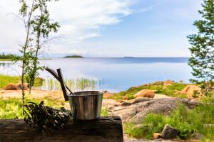 Incontournables de la Finlande : Vue de la terrasse du sauna sur la mer, Finlande