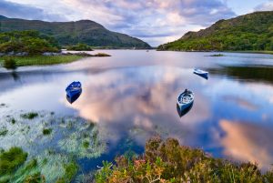 Bateaux sur l'eau dans le parc national de Killarney, République d'Irlande, Photographie d'un lac serein à Killarney