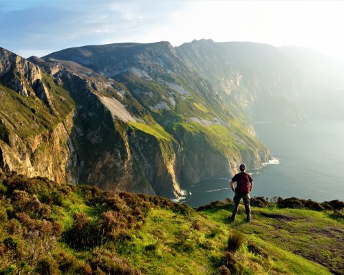 Slieve League, les plus hautes falaises maritimes d'Irlande, situées dans le sud-ouest du Donegal, le long de cette magnifique route côtière. L'une des étapes les plus populaires de la route Wild Atlantic Way, Co Donegal, Irlande.
