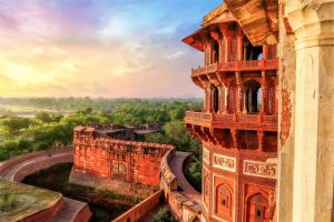 Fort d'Agra - Célèbre structure extérieure de fort historique médiéval avec vue sur le paysage de la ville d'Agra au lever du soleil.
