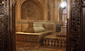 Lorsque l'on va visiter le Taj Mahal en Inde, on peut voir les tombeaux de l'empereur et de son épouse, Mumtaz Mahal
