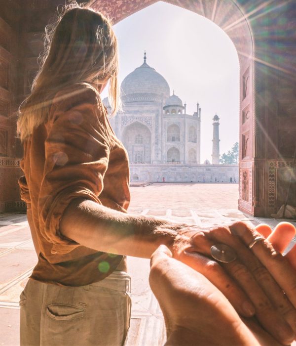 Une touriste conduit son petit ami au magnifique et célèbre mausolée d'Agra, le Taj Mahal.
