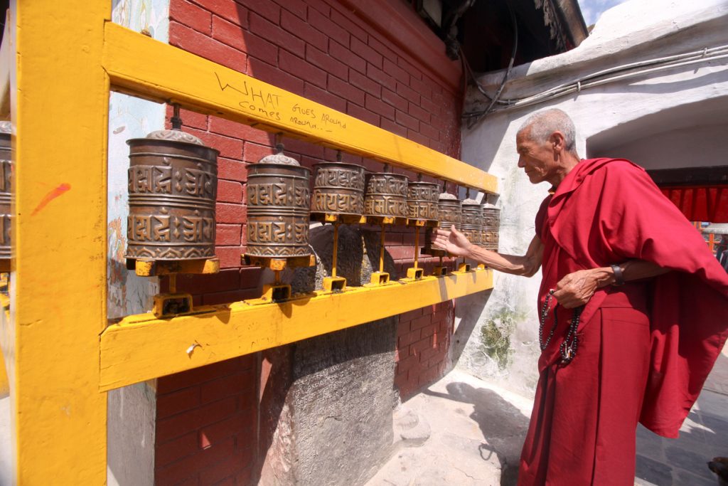 Moine bouddhiste à Katmandou - voyage transformationnel au Népal