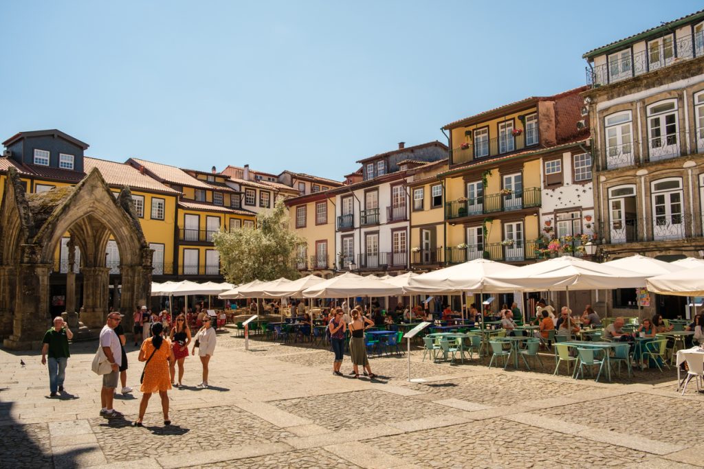 L'authentique place de l'Olivier à Guimarães, Portugal