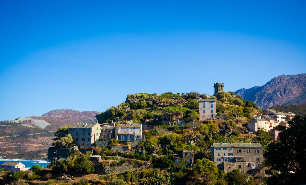 Le village de Nonza et sa tour dominante, Cap-Corse