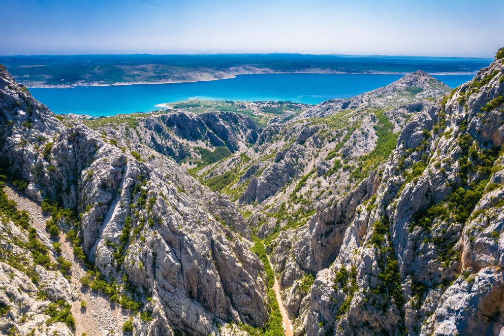 Reliefs escarpés du parc national de Paklenica, site naturel incontournable en Croatie
