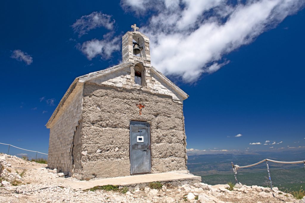 La chapelle St. Jure au sommet du parc naturel de Biokovo, en Croatie.